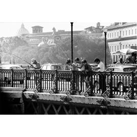 Ponte Palatino con i pescatori sul Tevere, 1967