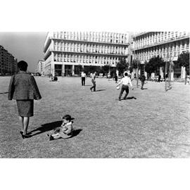 Quartiere Don Bosco: ragazzi che giocano a pallone sull’omonima piazza 6 marzo 1967