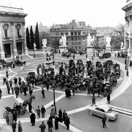 Raduno dei vetturini romani sulla piazza del Campidoglio. 10 aprile 1963