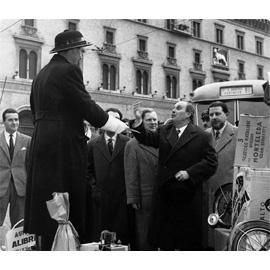Salvatore Rebecchini alla “Befana del vigile “in piazza Venezia, 6 gennaio 1953