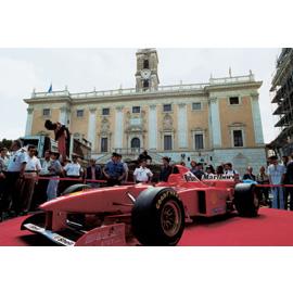 Una Ferrari esposta sulla piazza del Campidoglio in occasione del 50° anniversario della casa automobilistica, 30 maggio 1997 